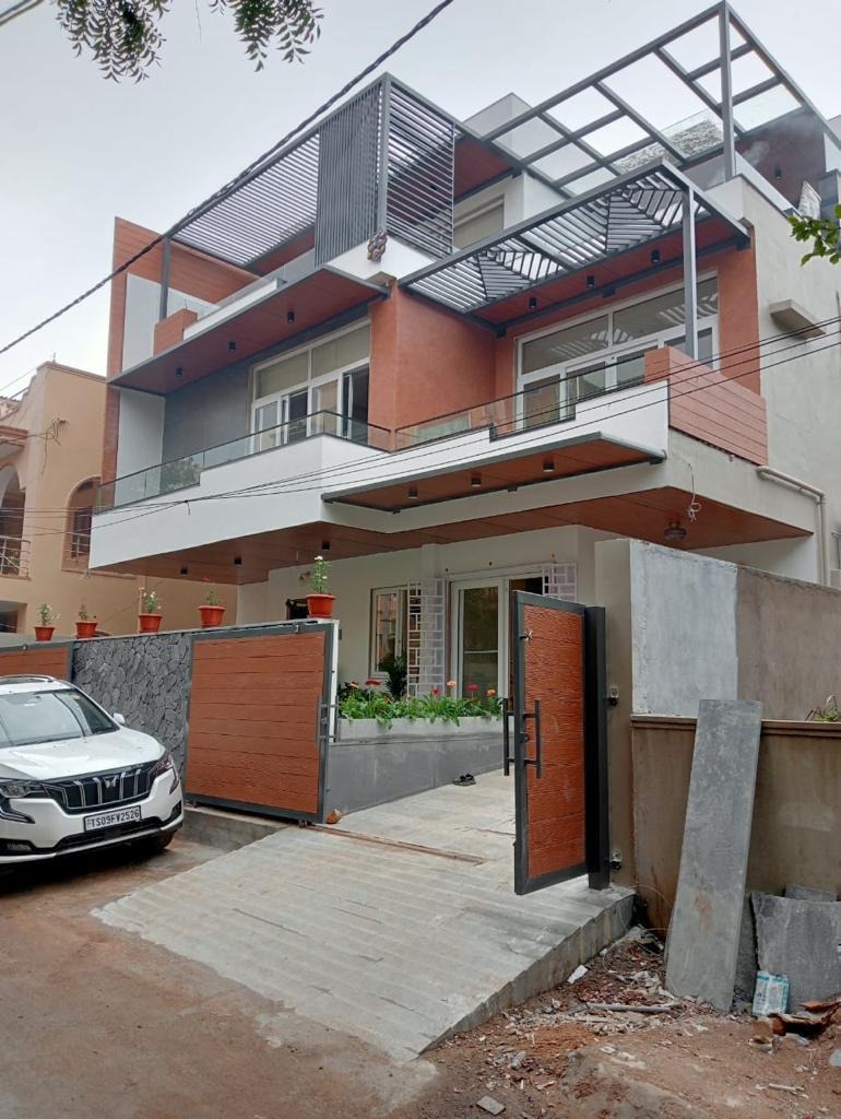 How does WeHouse ensure transparency in home construction?